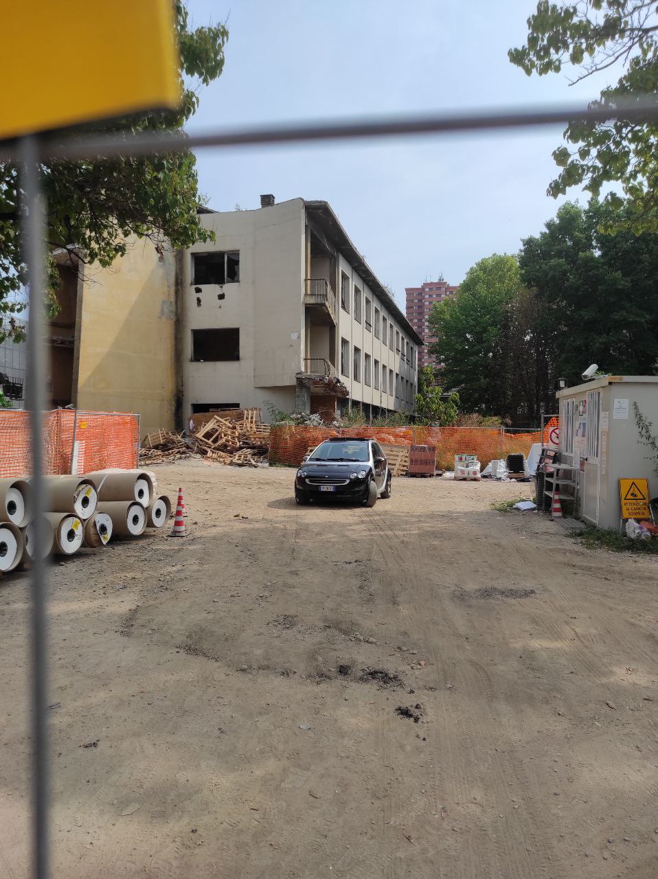 Via Adriano 60: la nuova scuola media accanto al dormitorio ‘non ancora demolito’