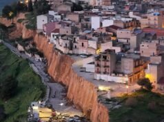 1.500 persone sono state evacuate a causa di una massiccia frana che fa crollare le case siciliane sui pendii delle colline
