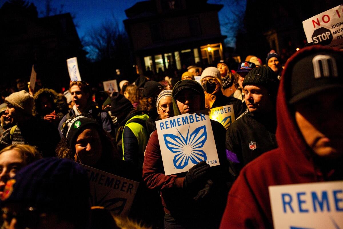 I manifestanti raccolgono cartelli di notte