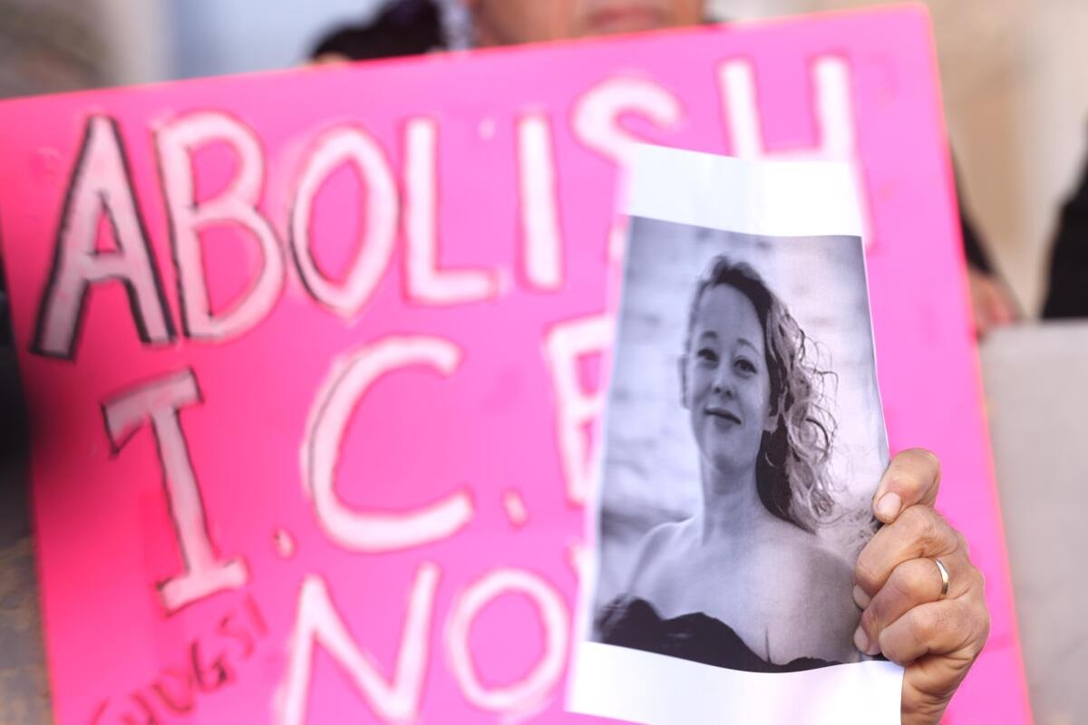 Decine di persone partecipano a una protesta dopo la morte di Renee Nicole Goode mercoledì da parte di un agente dell'ICE 