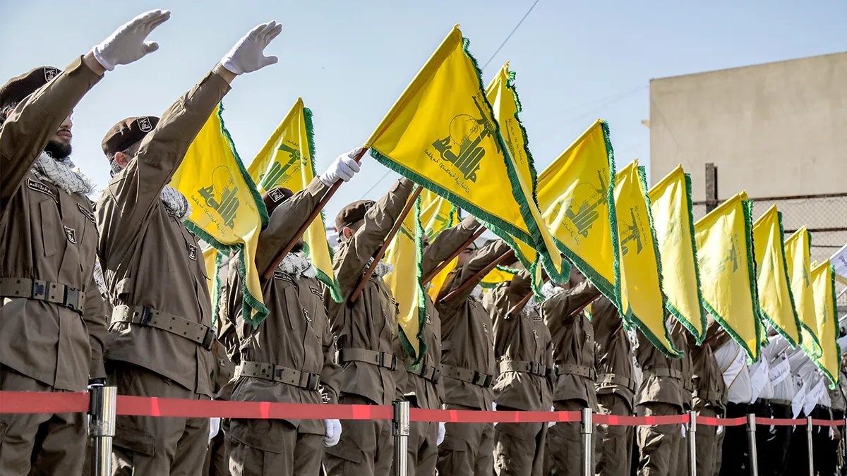 I membri di Hezbollah salutano