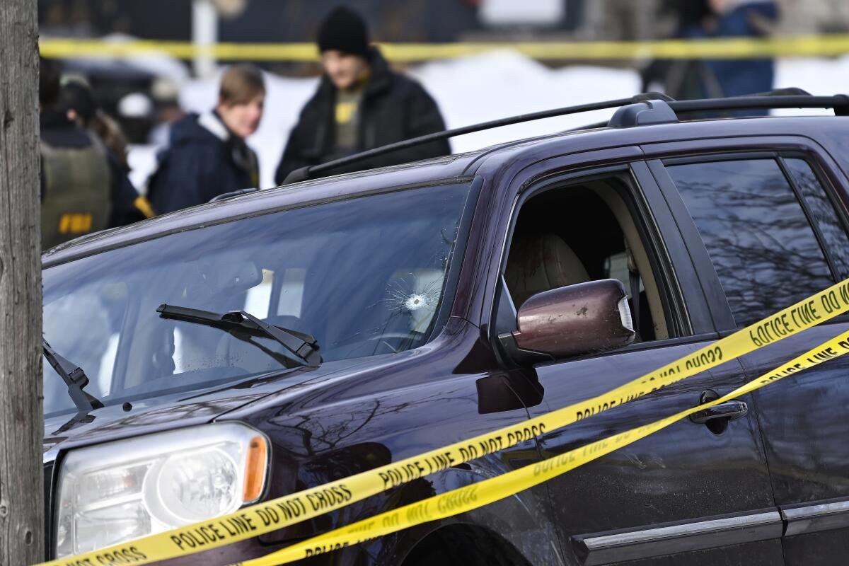 Il nastro della polizia circonda il veicolo