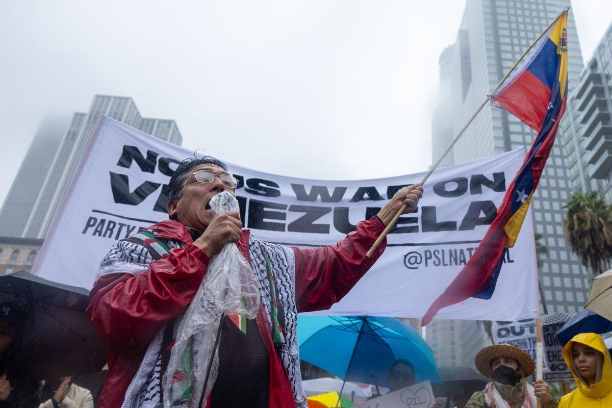 Lazaro Aguero, con sede a Los Angeles, parla durante la Giornata d'azione d'emergenza No alla guerra al Venezuela! Lui si oppone.