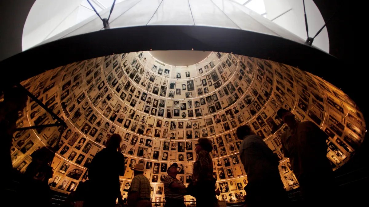 I visitatori guardano le foto degli ebrei uccisi nell'Olocausto nella Sala dei nomi del memoriale dell'Olocausto di Yad Vashem a Gerusalemme, domenica 7 aprile 2013. L'annuale Giornata della memoria di Israele per i 6 milioni di ebrei uccisi nell'Olocausto della seconda guerra mondiale inizia domenica al tramonto. (Foto AP/Sebastian Scheiner)