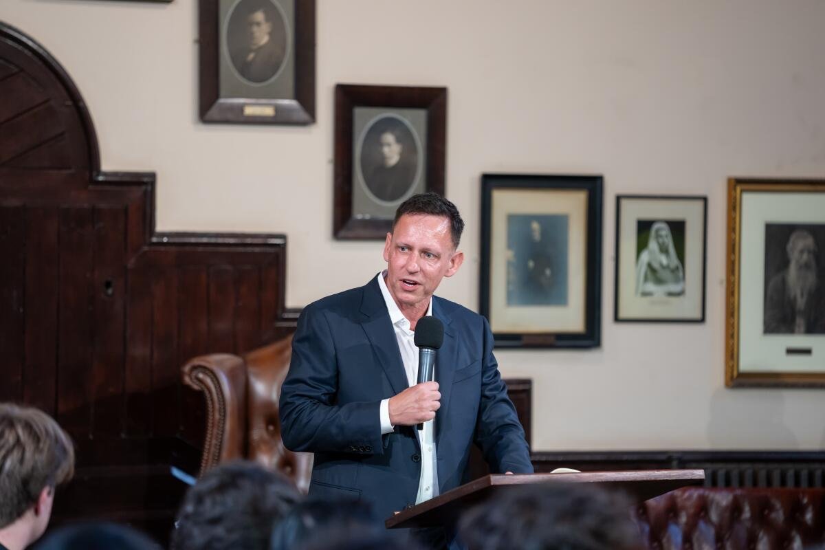 Peter Thiel parlando alla Cambridge Union nel 2024.