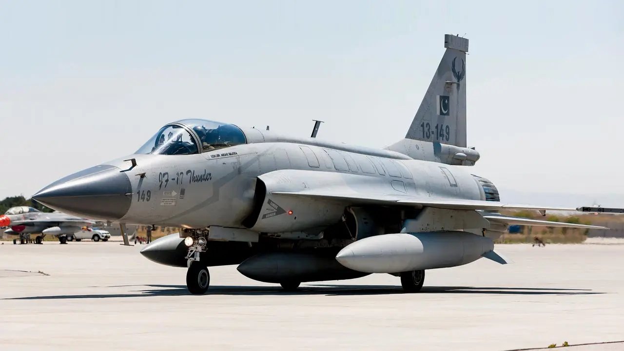 Il Pakistan invia aerei da combattimento JF-17 in Bangladesh durante