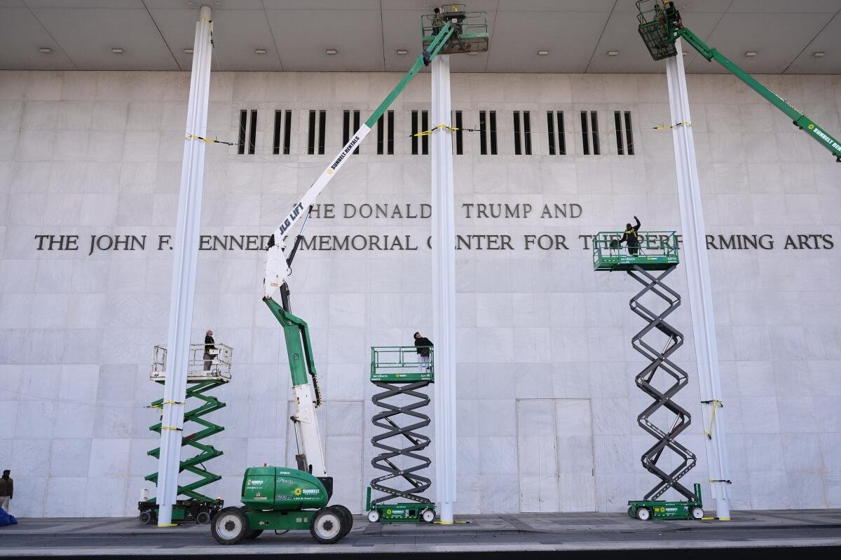I lavoratori aggiungono il nome di Donald Trump al John F. Kennedy Memorial Center for the Performing Arts 