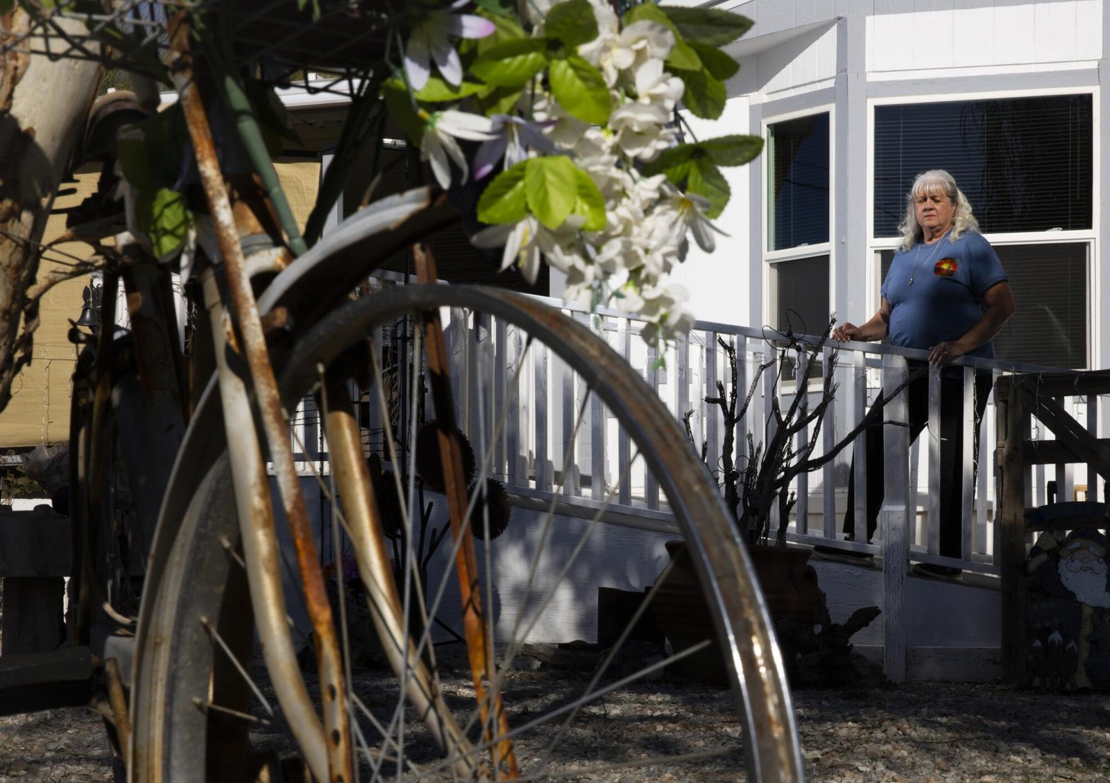 Denise Beasley fuori dalla sua casa a Bossue, Arizona.