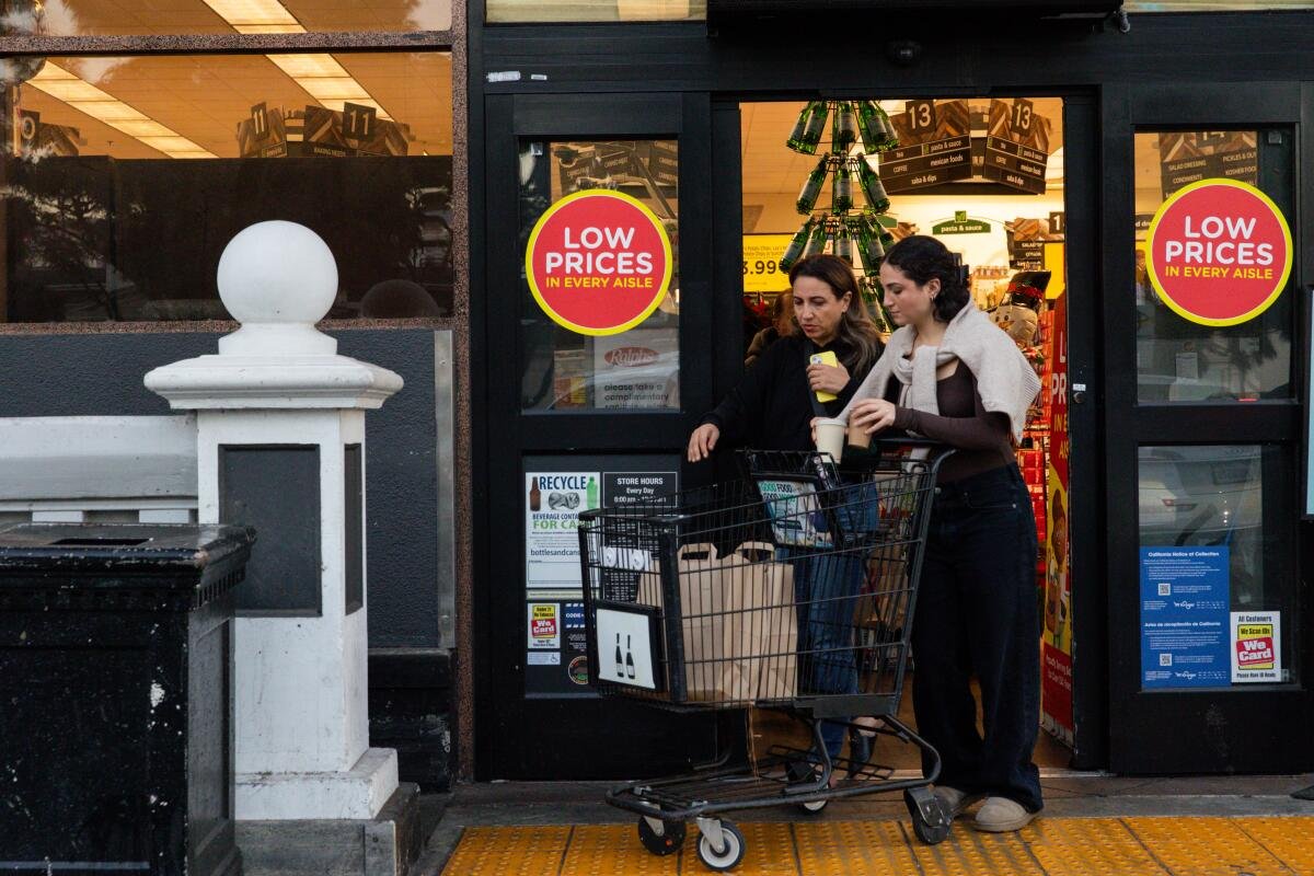 La gente lascia Ralph con la spesa a West Hollywood.
