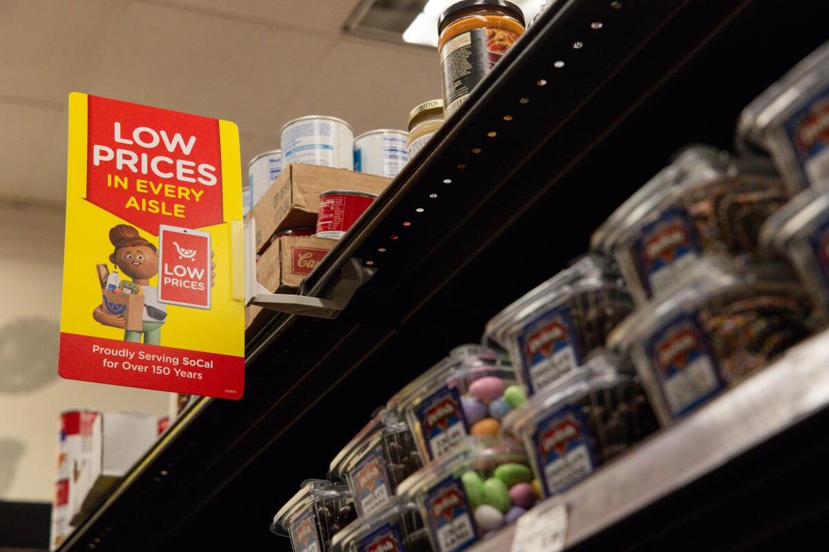 Da Ralphs sono affissi cartelli che pubblicizzano prezzi bassi.