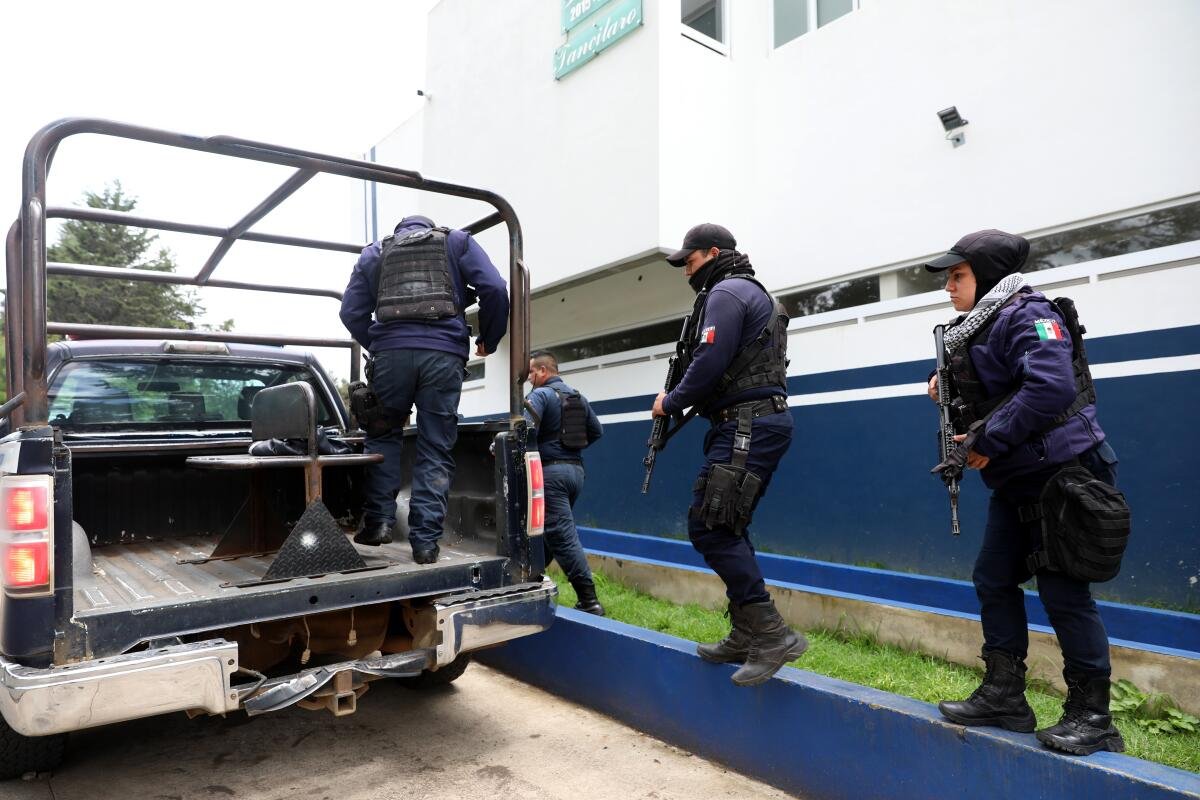 Una forza di sicurezza privata, finanziata dai coltivatori di avocado, è di pattuglia.