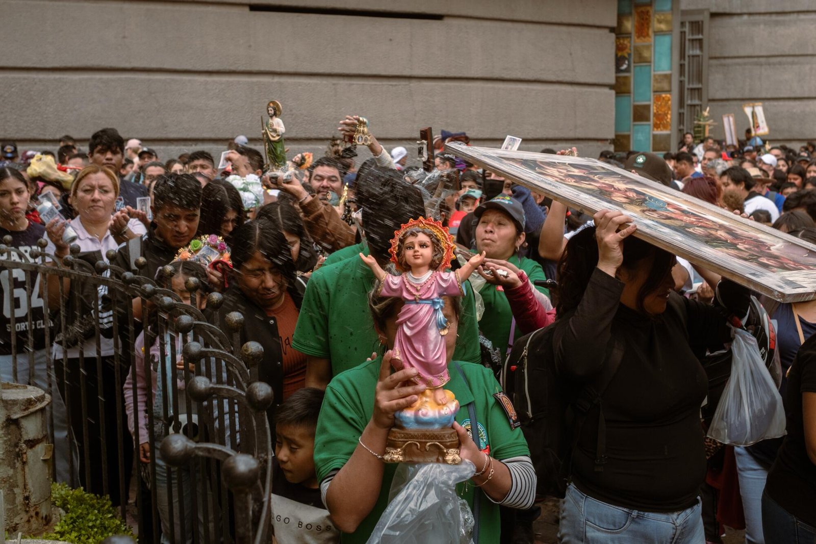 I pellegrini passano accanto alla stazione di benedizione, dove un sacerdote asperge i credenti con l'acqua santa, presso la chiesa di Guadalupe.