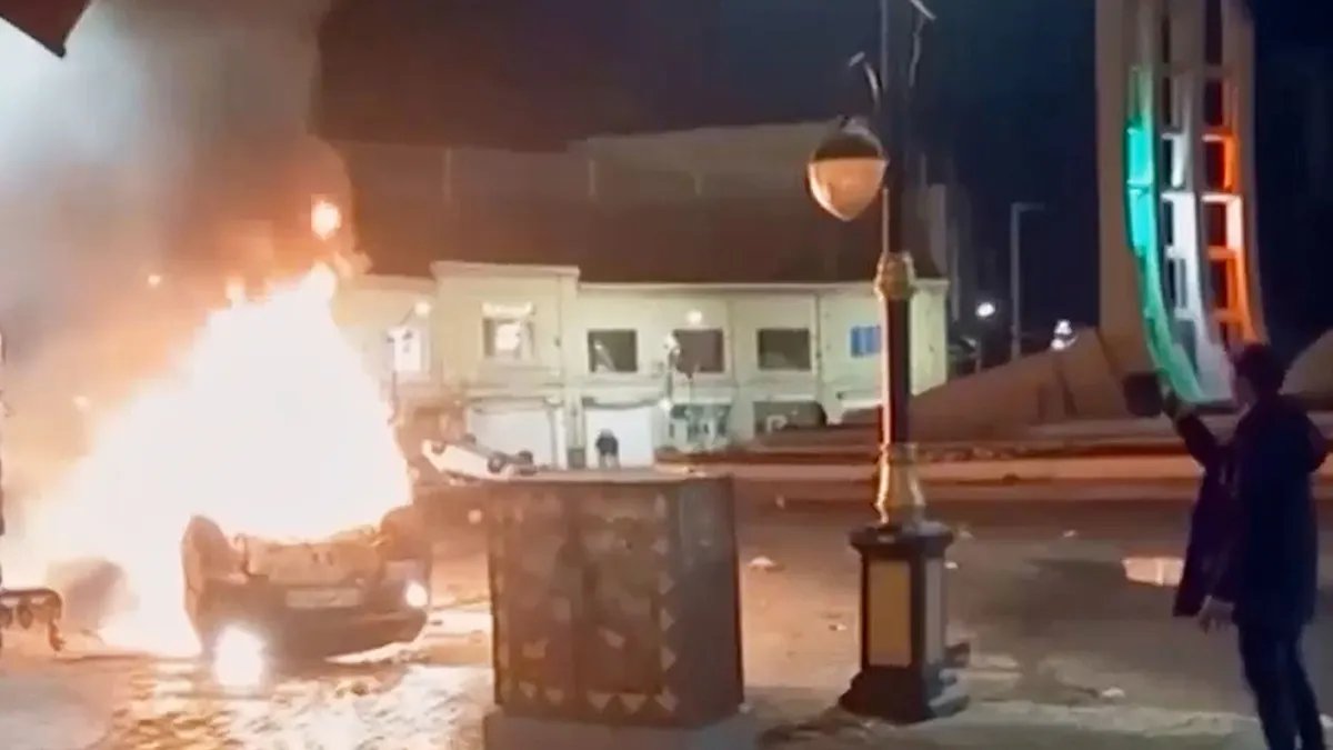 Incendio di un'auto a Teheran