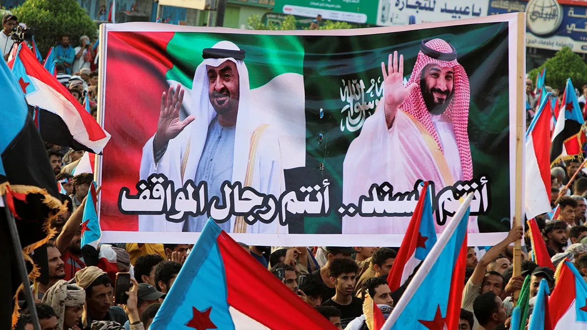 Le persone portano uno striscione con le immagini del presidente degli Emirati Arabi Uniti, Sheikh Mohammed bin Zayed Al Nahyan, e del principe ereditario e primo ministro dell'Arabia Saudita, Mohammed bin Salman, durante una marcia organizzata dal principale gruppo separatista dello Yemen, il Consiglio di transizione meridionale, ad Aden, Yemen, il 21 dicembre 2025.