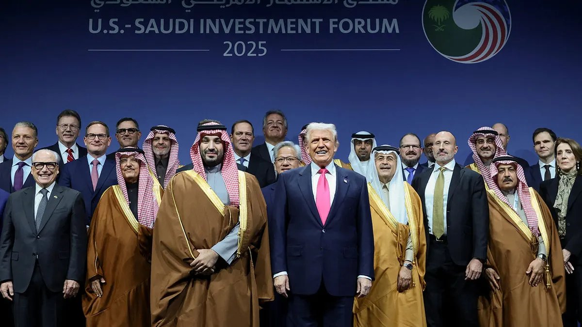 Il presidente degli Stati Uniti Donald Trump scatta una foto di famiglia con il principe ereditario saudita, il primo ministro Mohammed bin Salman e altri partecipanti durante il Forum sugli investimenti USA-Arabia a Washington.