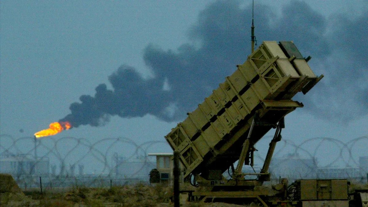 I missili Patriot con equipaggio statunitense proteggono una vicina base aerea britannica e statunitense di fronte ai giacimenti petroliferi in Kuwait il 16 marzo 2003. Aerei dagli Stati Uniti. La Gran Bretagna continua a imporre una no-fly zone sul sud dell’Iraq. REUTERS/Russell Buysrus/CRB – RTRK4I5