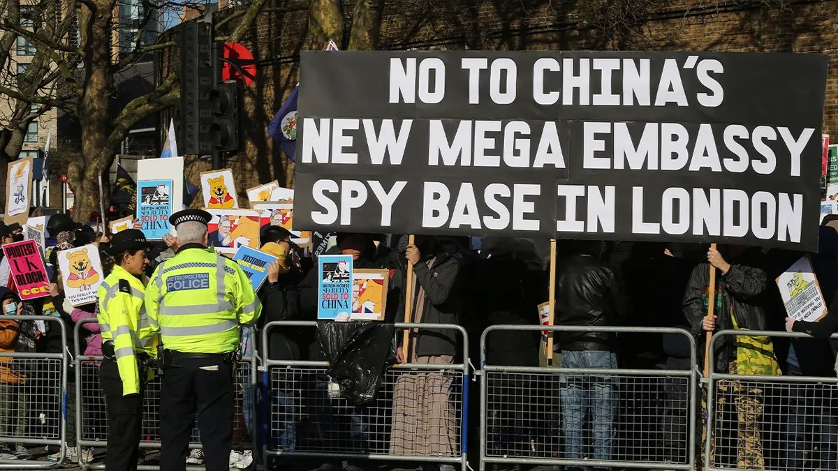 Protesta all'ambasciata cinese