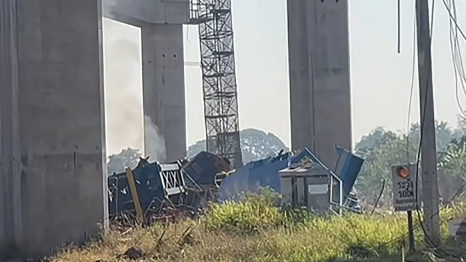 Una gru da cantiere cade su un treno in corsa