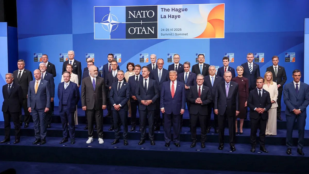 I leader della NATO scattano una foto al vertice del 2025
