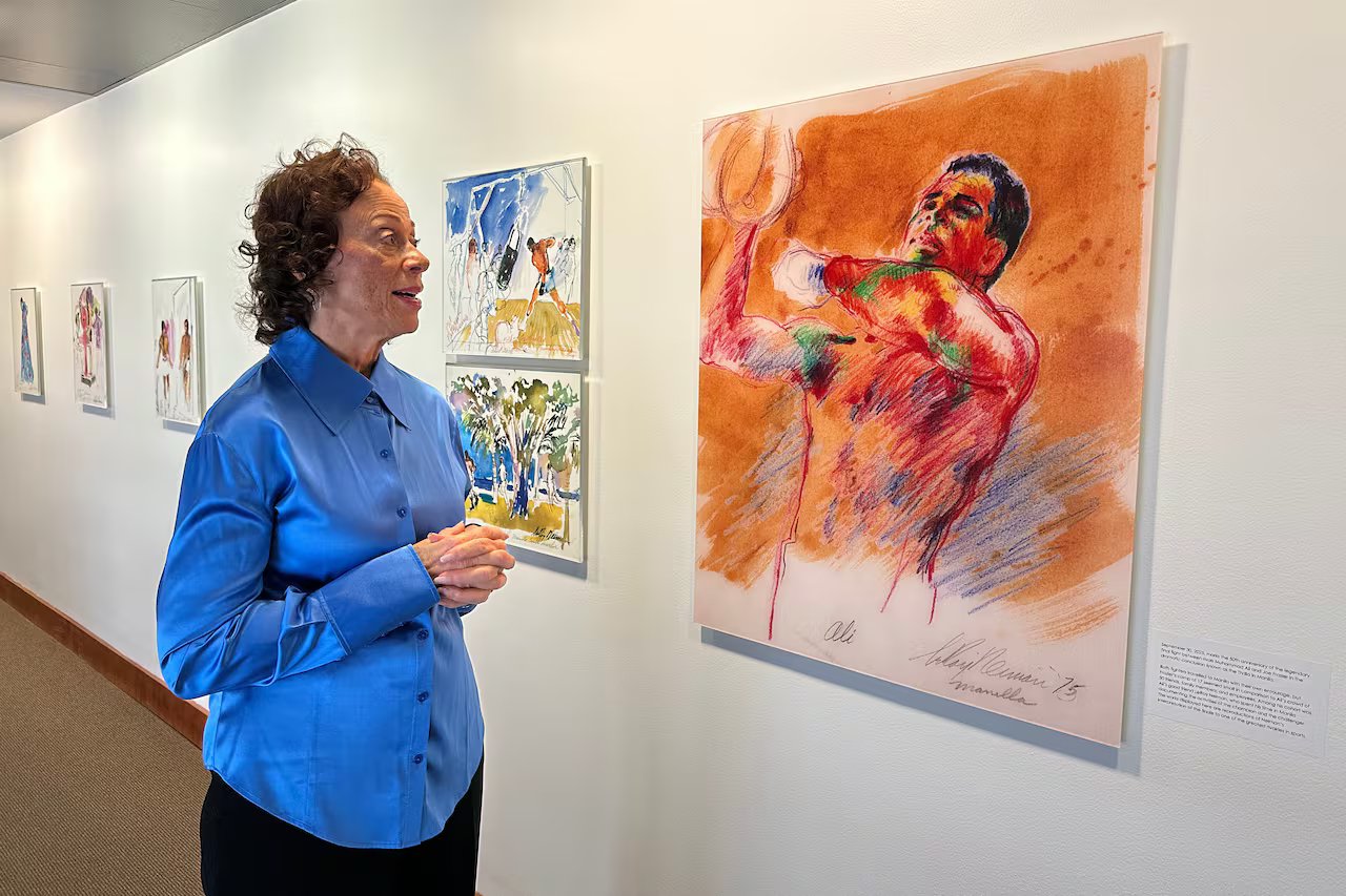 Donna che guarda il dipinto.