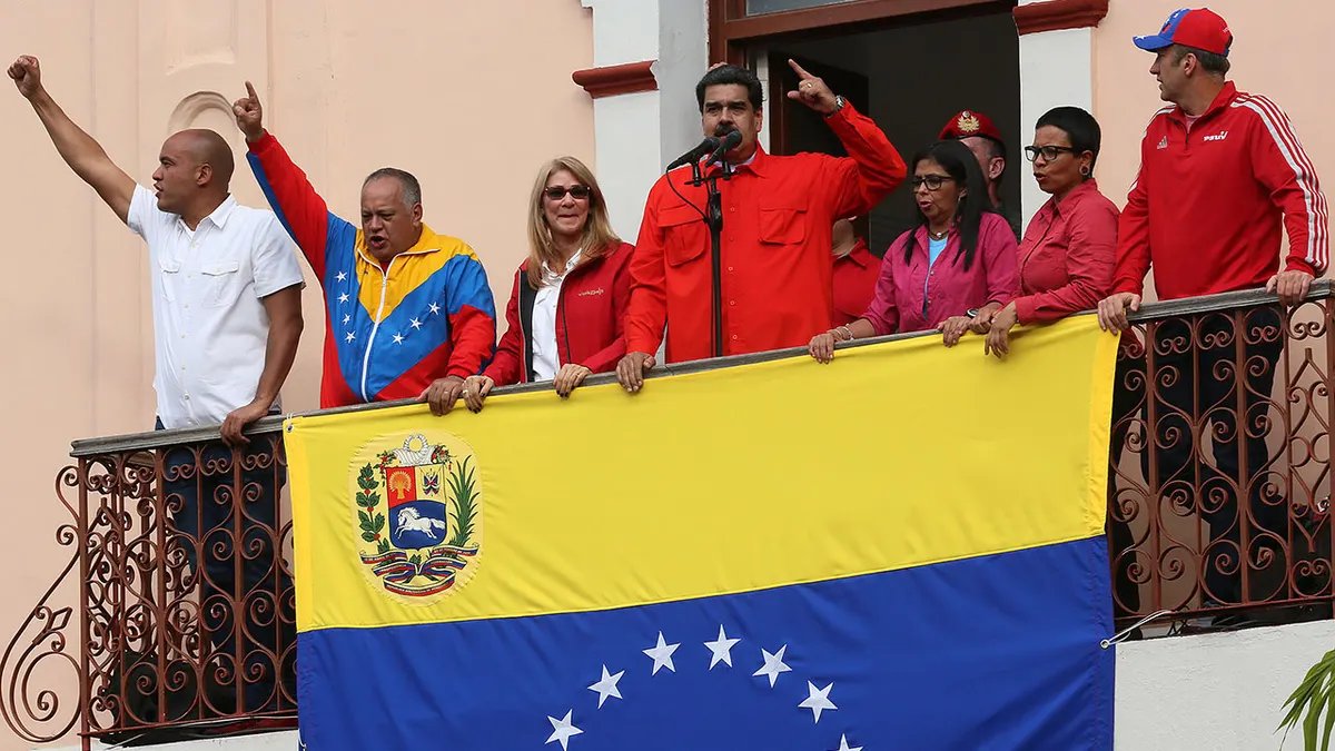 Maduro parla mentre l'enorme bandiera venezuelana è appesa al balcone
