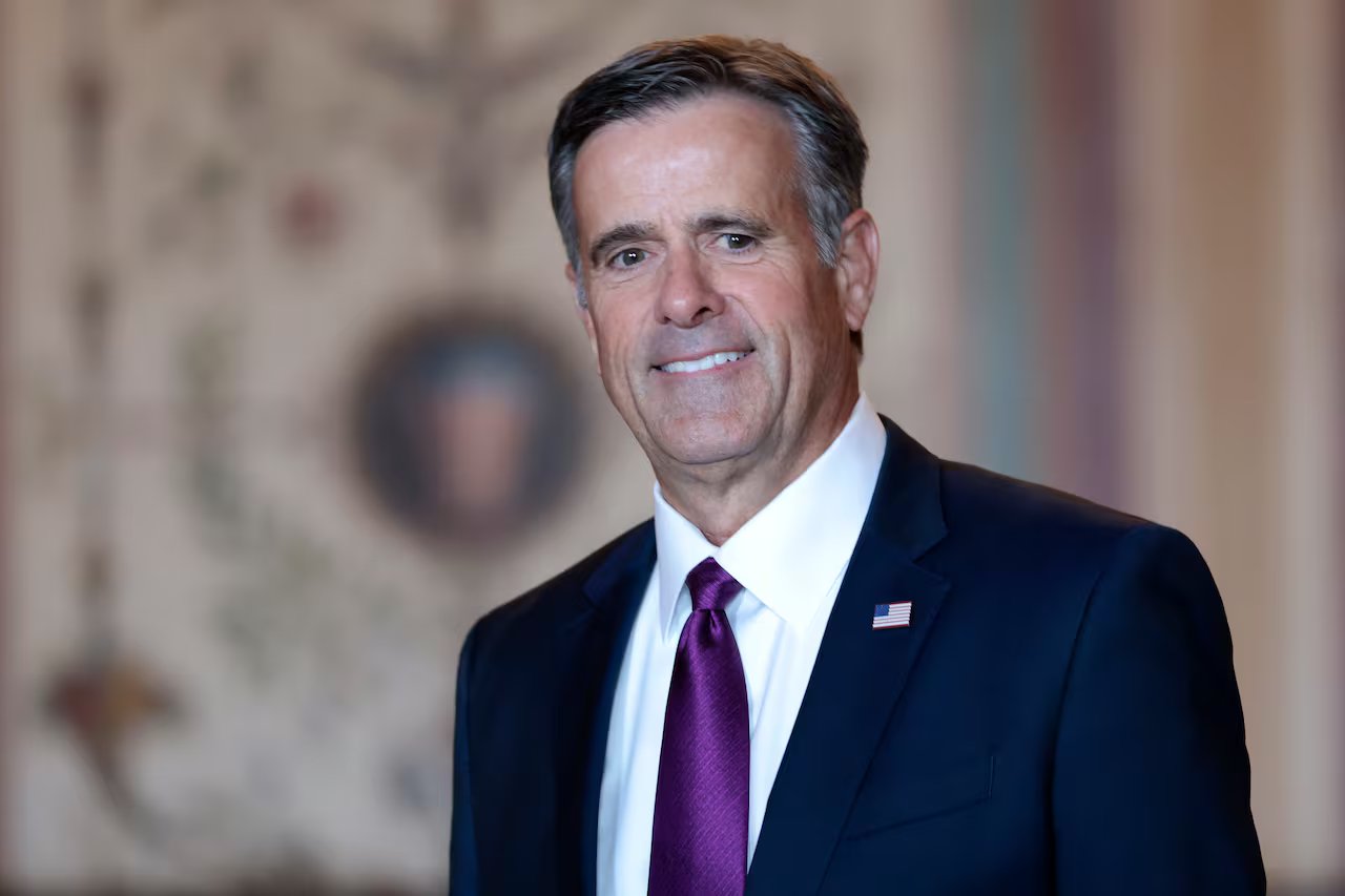 Uomo in giacca e cravatta sorridente