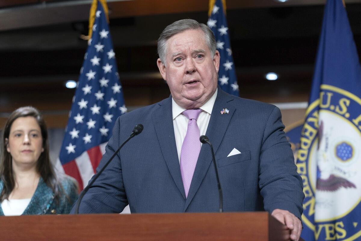 Il rappresentante Ken Calvert (R-SK) sul podio. 