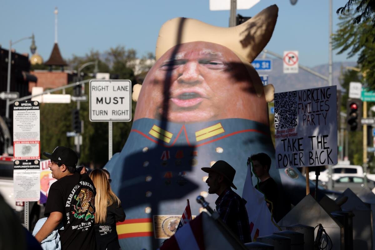 Bambola gonfiabile Trump in uniforme militare russa