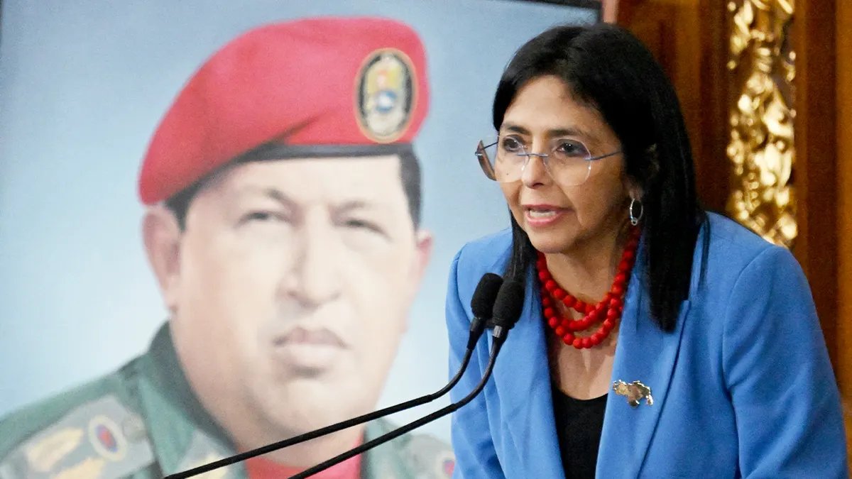 Il vicepresidente del Venezuela parla dal podio durante una sessione legislativa a Caracas.