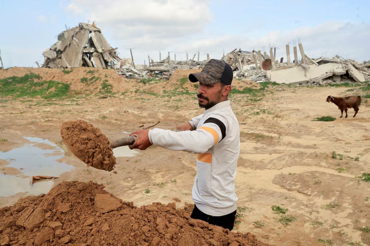 Qualcuno spala fango.