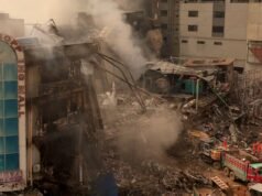 Almeno 19 persone sono state uccise e decine sono disperse in un vasto incendio scoppiato in un centro commerciale a Karachi