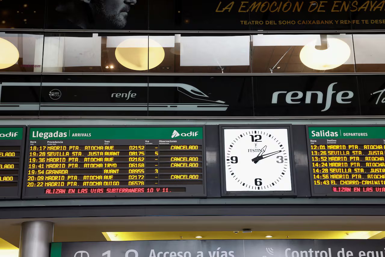 Il pannello informativo mostra un elenco dei treni cancellati in spagnolo.