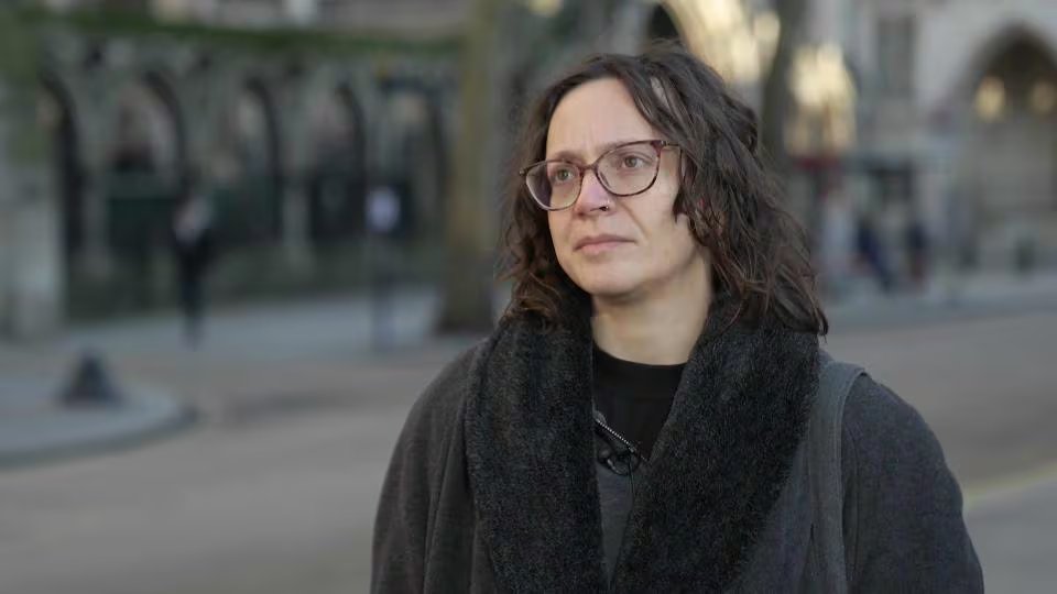 Francesca Nadine, sostenitrice e attivista dell'OLP che ha organizzato uno sciopero della fame, parla a CBC News fuori dall'Alta Corte britannica a Londra.