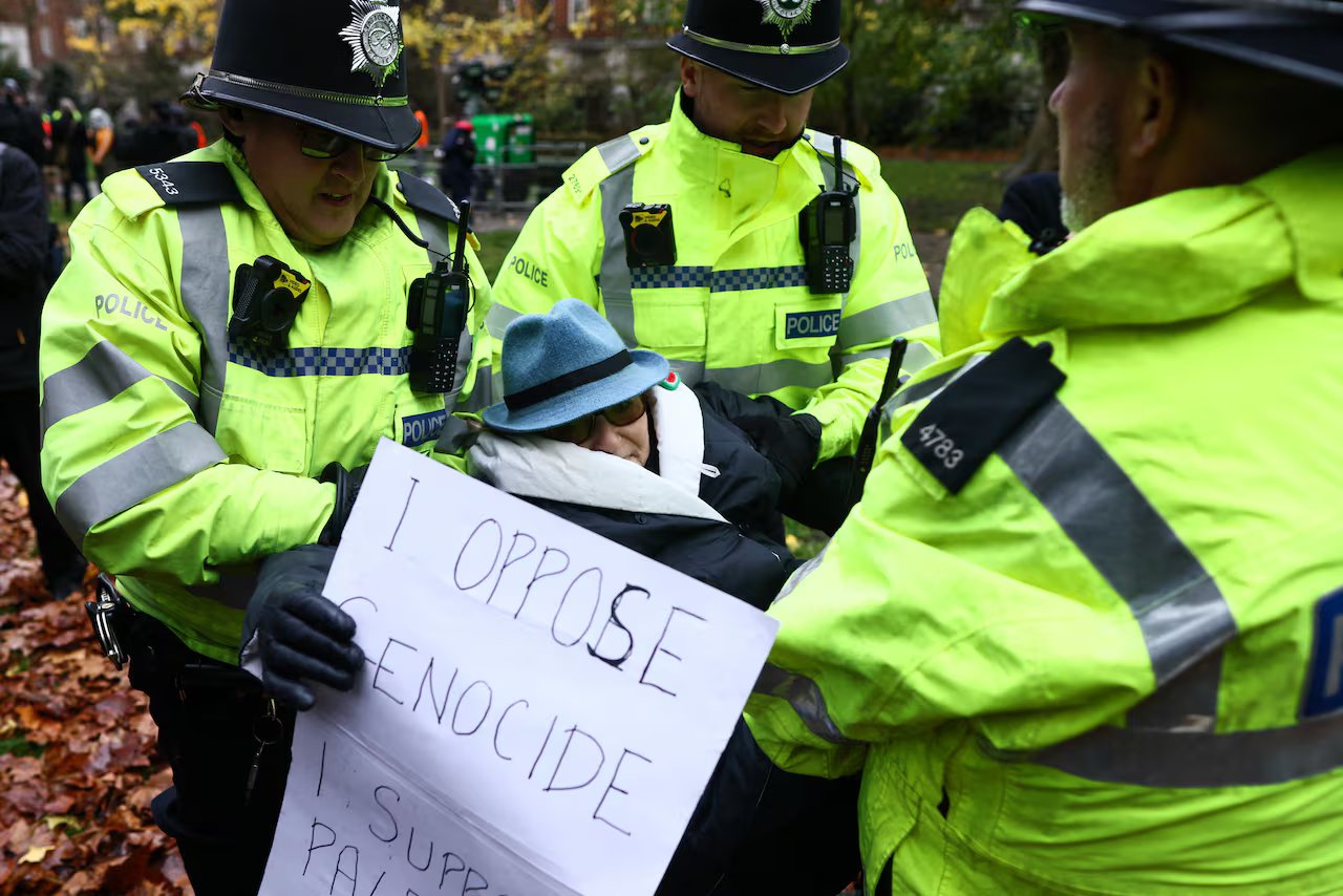 Gli agenti di polizia arrestano un manifestante mentre i sostenitori della difesa della giuria tengono una manifestazione in Tavistock Square come parte della loro campagna per revocare il divieto dell'OLP in vista di un controllo giudiziario presso l'Alta Corte di Londra la prossima settimana, a Londra, n.