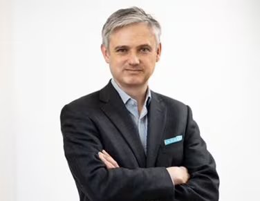 John Woodcock, Lord Walney, in precedenza ha servito come consigliere indipendente del governo britannico sulla violenza politica e sui disordini. Sostiene il divieto dell'azione palestinese in quanto organizzazione terroristica.