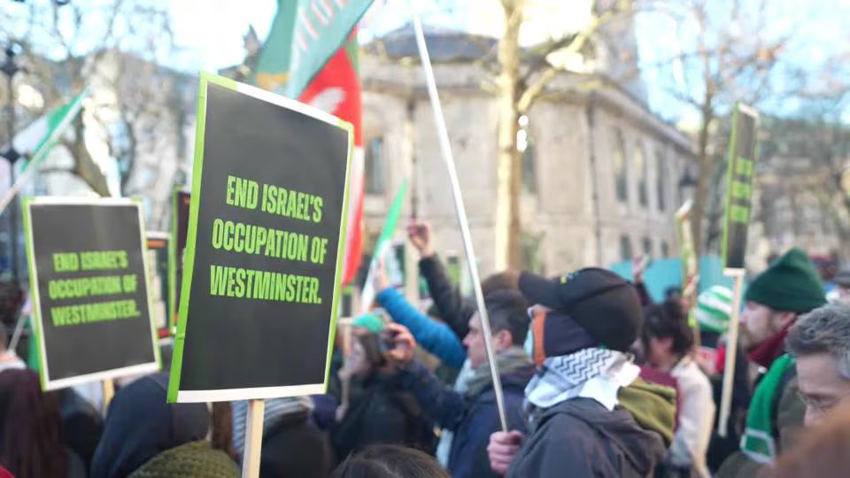 Manifestanti anti-israeliani manifestano davanti alla Corte Suprema britannica il 14 gennaio.  