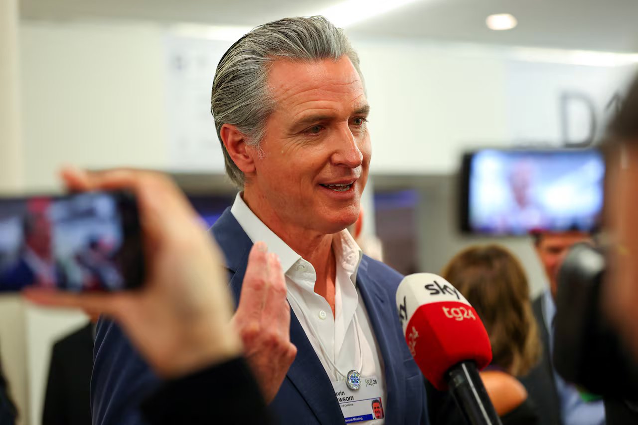 Il presidente degli Stati Uniti Donald Trump cammina da Marine One alla Casa Bianca a Washington, D.C., Stati Uniti, 20 gennaio 2026. 