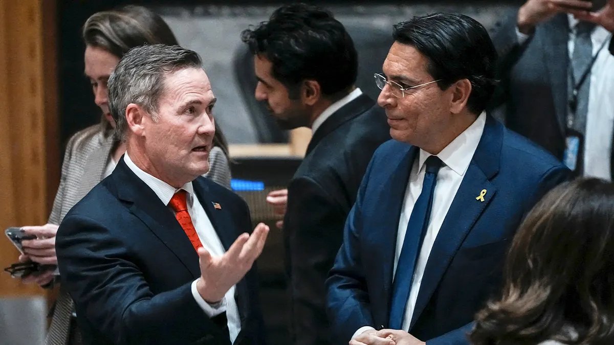 Mike Waltz parla con Danny Danone.