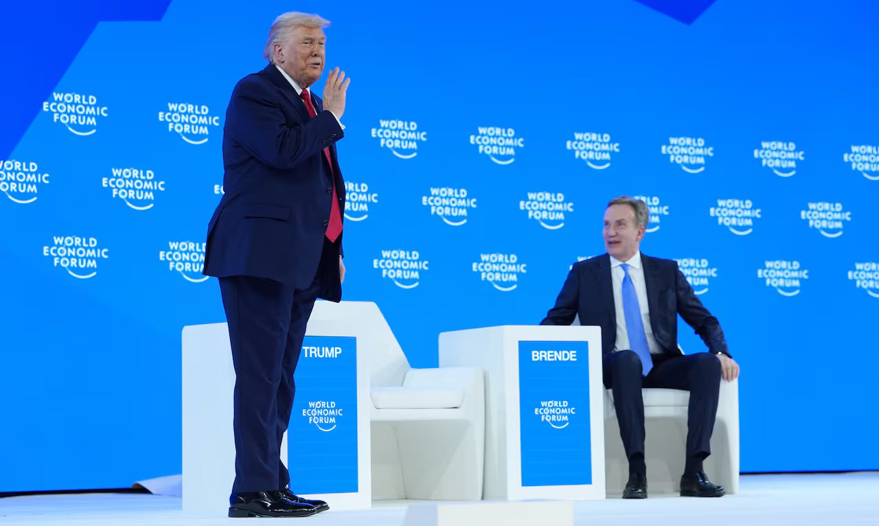 Donald Trump è in piedi mentre Borg Brendi è seduto. 