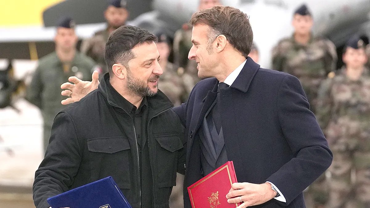 Il presidente francese Emmanuel Macron e il presidente ucraino Volodymyr Zelenskyj si incontrano