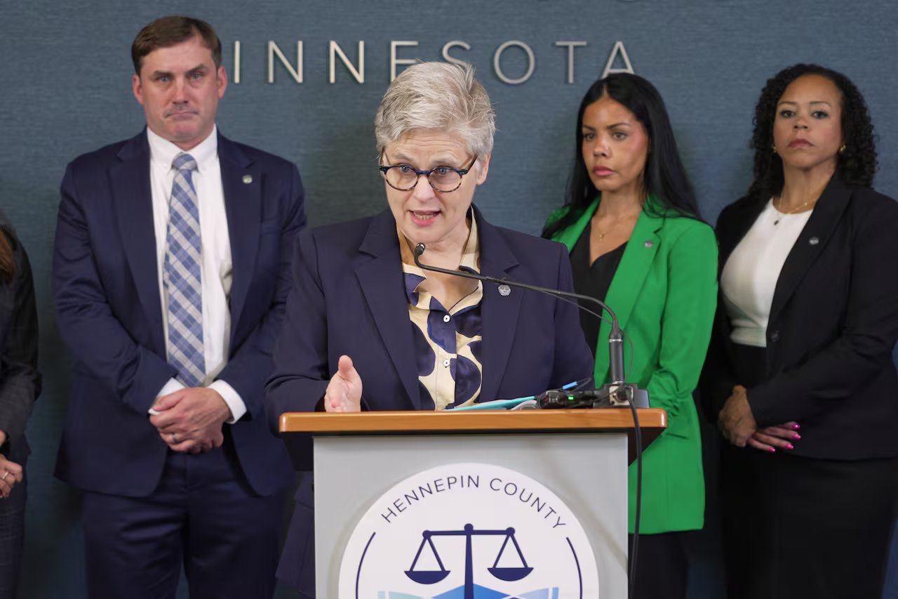 Il procuratore della contea di Hennepin, Mary Moriarty, ha annunciato la presentazione di accuse contro Vance Boelter, accusato di aver ucciso l'ex presidente della Camera del Minnesota Melissa Hortman e suo marito, e di aver ferito un senatore dello stato e sua moglie, a Minneapolis.