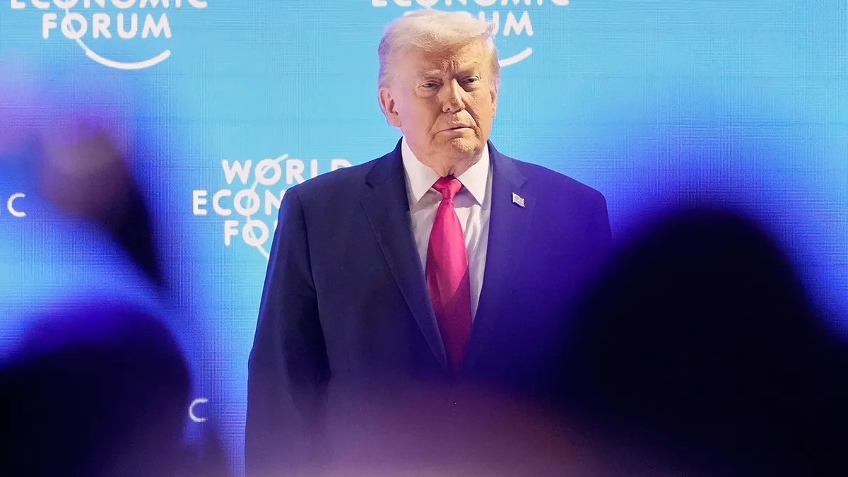 Il presidente Donald Trump sale sul palco prima di tenere un discorso al World Economic Forum.