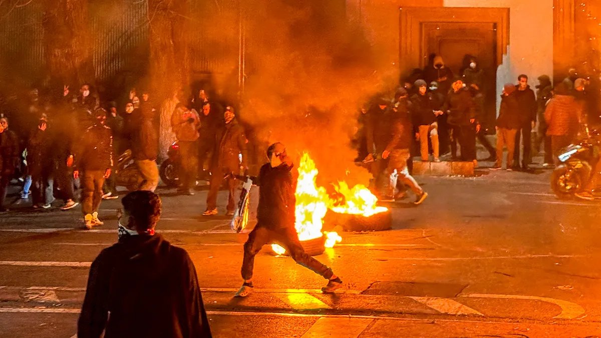 Manifestanti iraniani