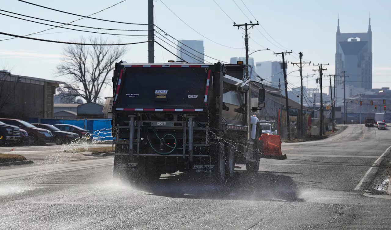 Camion per il trattamento della neve stradale