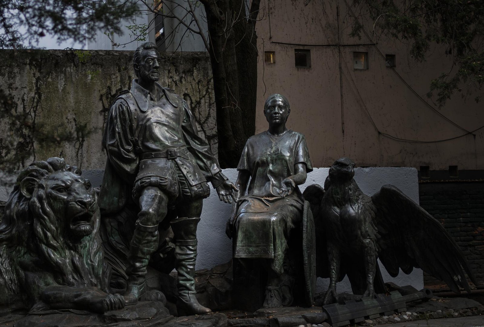 Il Monumento al Mestizaje raffigura Hernán Cortés e La Malinche nel Parque Chicocatl