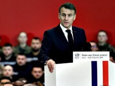 Il presidente francese Emmanuel Macron spinge al divieto dei social media per i bambini sotto i 15 anni
