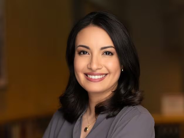 Qualcuno posa per una foto.