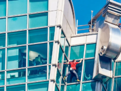 Lo scalatore Alex Honnold scala il grattacielo Taipei 101 senza corde