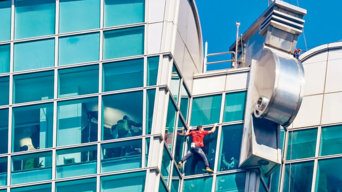 Lo scalatore Alex Honnold scala il grattacielo Taipei 101 senza