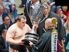 Il lottatore di sumo ucraino vince il secondo titolo consecutivo in Giappone